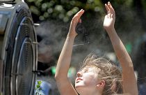Eine Frau steht vor einer Ventilator im australischen Melbourne