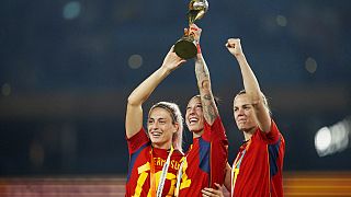 Las españolas Alexia Putellas, Jennifer Hermoso e Irene Paredes, desde la izquierda, celebran con el trofeo del Mundial femenino de fútbol