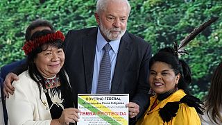 El Presidente de Brasil, Luiz Inácio Lula da Silva, sostiene una placa que demarca las Tierras Indígenas.