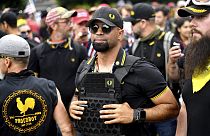 Aşırı sağcı "Proud Boys" grubunun eski lideri Enrique Tarrio (ortada)