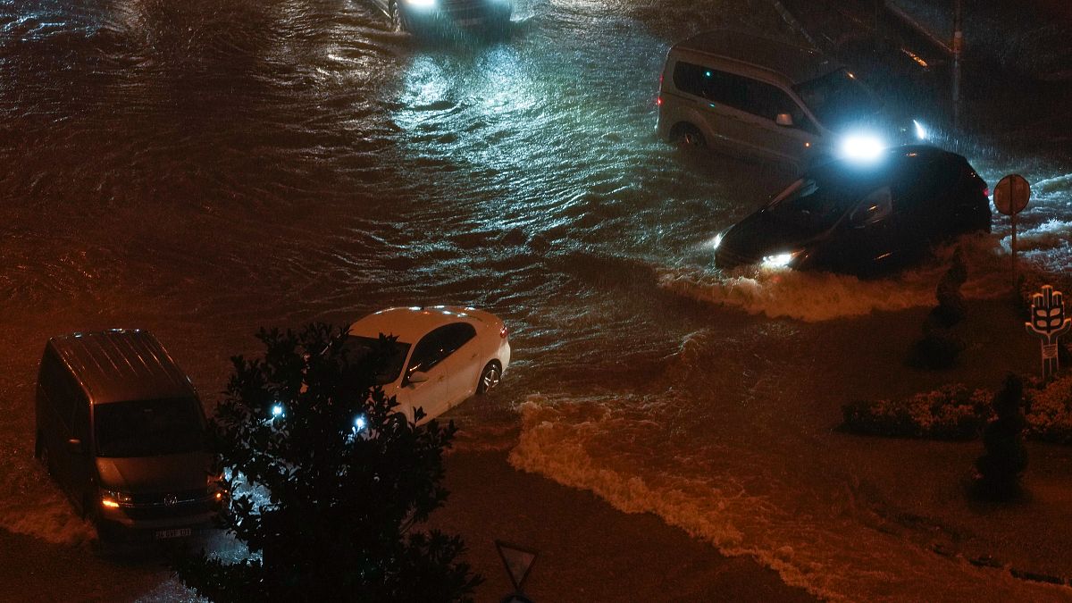 مياه الأمطار تغرق شوارع مدينة اسطنبول. 2023/09/05
