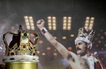 Freddie Mercury koronája, amelyet a "Magic" turné alatt viselt, kiállítva a Sotheby's aukciós házban Londonban, 2023. augusztus 3-án,