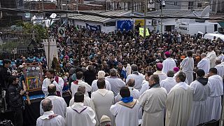 Los sacerdotes junto a la multitud que ha acudido a la misa en defensa del papa Francisco