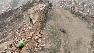 Este muro divide dos barrios en Lima y está siendo destruido.