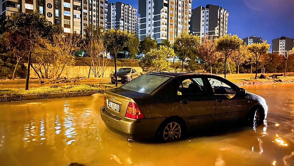 VIDEO : Istanbul under water: dead and injured in floods.
