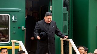 رهبر کره شمالی، کیم جونگ اون پس از رسیدن به ایستگاه مرزی خاسان روسیه از واگن قطار خارج می شود. آوریل ۲۰۱۹