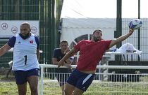 O francês Dorian Aldegheri tenta apanhar a bola durante uma sessão de treino, em Rueil-Malmaison, fora de Paris, 5 de setembro de 2023.