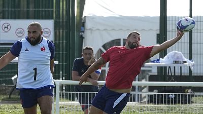 O francês Dorian Aldegheri tenta apanhar a bola durante uma sessão de treino, em Rueil-Malmaison, fora de Paris, 5 de setembro de 2023.