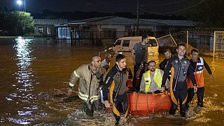 Operação de resgate durante inundações em Istambul
