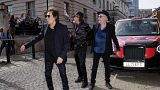 Mick Jagger, Keith Richards und Ronnie Wood lassen sich von Schaulustigen feiern