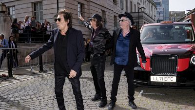 Mick Jagger, Keith Richards und Ronnie Wood lassen sich von Schaulustigen feiern