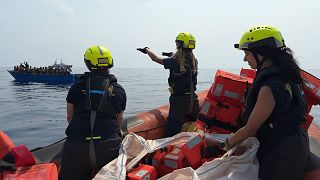 Спасение утопающих: репортер Euronews принял участие в операции в Средиземноморье 
