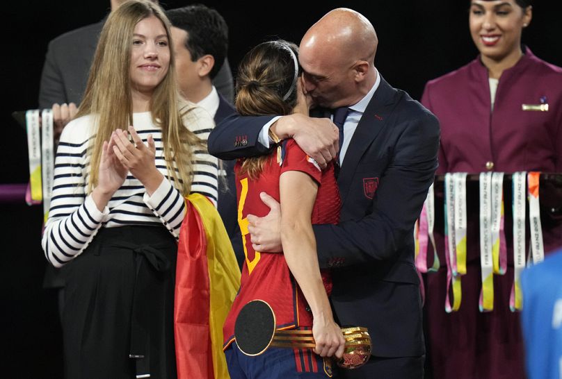 İspanya Futbol Federasyonu Başkanı Luis Rubiales, kupa töreninde