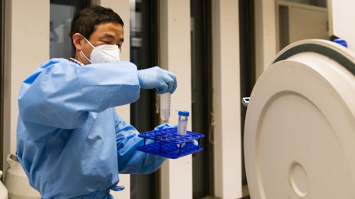 rák elleni vakcinán dolgozó tudós egy Seattle-i laborban