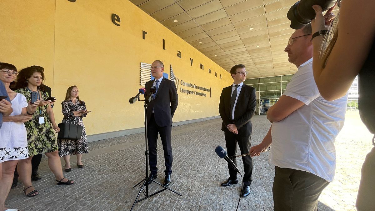 Navracsics Tibor és Bóka János tart sajtótájékoztatót az Európai Bizottság központi épülete előtt Brüsszelben
