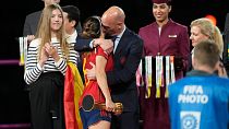 روبیالس بازیکن دیگری از تیم ملی فوتبال زنان اسپانیا را در آغوش گرفته است
