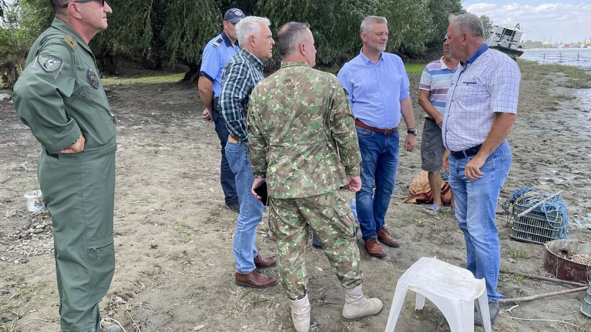 Angel Tilvar védelmi miniszter (balra a harmadik) egy Duna-deltai faluba látogat az ukrán határ közelében 2023. szeptember 6-án, 