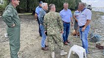 El ministro de Defensa de Rumanía, Angel Tilvar, presente en la zona donde se han hallado los restos del posible dron ruso