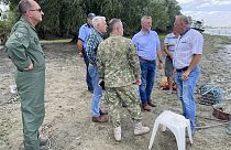 Ministro da Defesa da Roménia, Angel Tilvar, no local onde foram localizados destroços de um drone alegadamente lançado pela Rússia