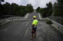 Engenheiro inspeciona ponte danificada em Burgas, na Bulgária