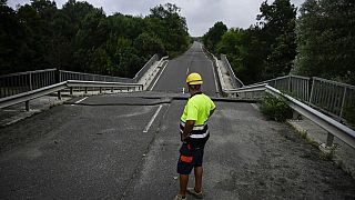Engenheiro inspeciona ponte danificada em Burgas, na Bulgária