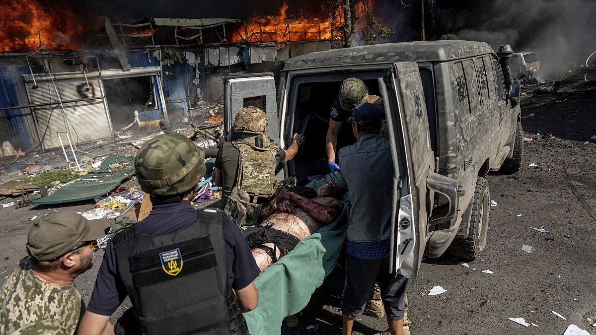 Медики увозят пострадавшего при ударе по рынку в Константиновке Донецкой области