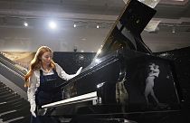 A Yamaha G2 Baby Grand zongora, amelyet Freddie Mercury használt, kiállítva 2023. augusztus 3-án Londonban.