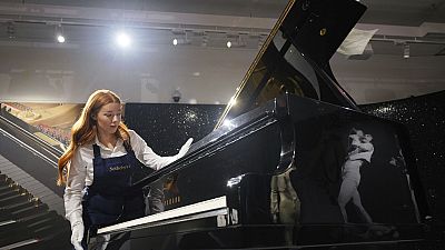 A Yamaha G2 Baby Grand zongora, amelyet Freddie Mercury használt, kiállítva 2023. augusztus 3-án Londonban. 