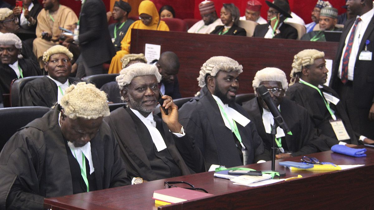 محامون من اللجنة الانتخابية الوطنية المستقلة يحضرون محكمة الطعن في الانتخابات الرئاسية