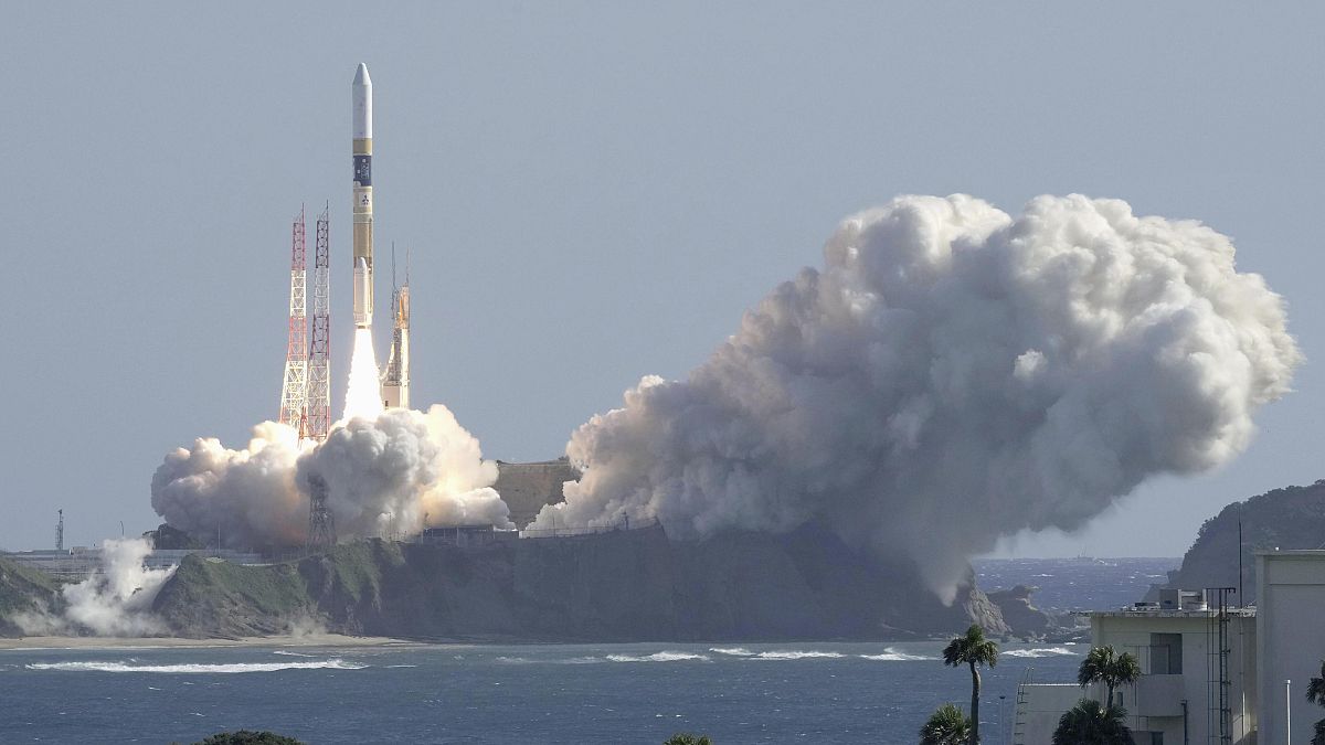 ينطلق صاروخ HII-A من منصة الإطلاق في مركز تانيغاشيما الفضائي في كاجوشيما، جنوب اليابان