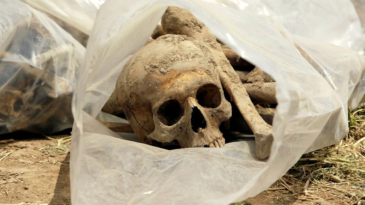 جمجمة بشرية موضوعة في كيس بلاستيكي بعد انتشالها من مقبرة جماعية في بغداد
