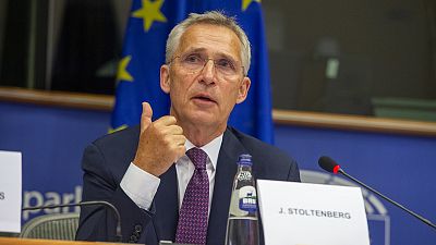 El Secretario General de la OTAN, Jens Stoltenberg, debatió el jueves por la mañana con miembros del Parlamento Europeo sobre la guerra de Rusia contra Ucrania. El Secretario General de la OTAN, Jens Stoltenberg, debatió el jueves por la mañana con miembros del Parlamento Europeo sobre la guerra de Rusia contra Ucrania.