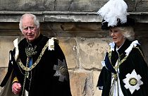 Ο βασιλιάς της Βρετανίας Κάρολος Γ' και η βασίλισσα Καμίλα φεύγουν από το παλάτι Holyrood για να παρακολουθήσουν την ομάδα ακροβατικών της Βασιλικής Πολεμικής Αεροπορίας να πραγματοποιεί μια πτήση πάνω από το Εδιμβούργο 5/07/202