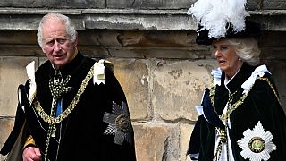 Ο βασιλιάς της Βρετανίας Κάρολος Γ' και η βασίλισσα Καμίλα φεύγουν από το παλάτι Holyrood για να παρακολουθήσουν την ομάδα ακροβατικών της Βασιλικής Πολεμικής Αεροπορίας να πραγματοποιεί μια πτήση πάνω από το Εδιμβούργο 5/07/202