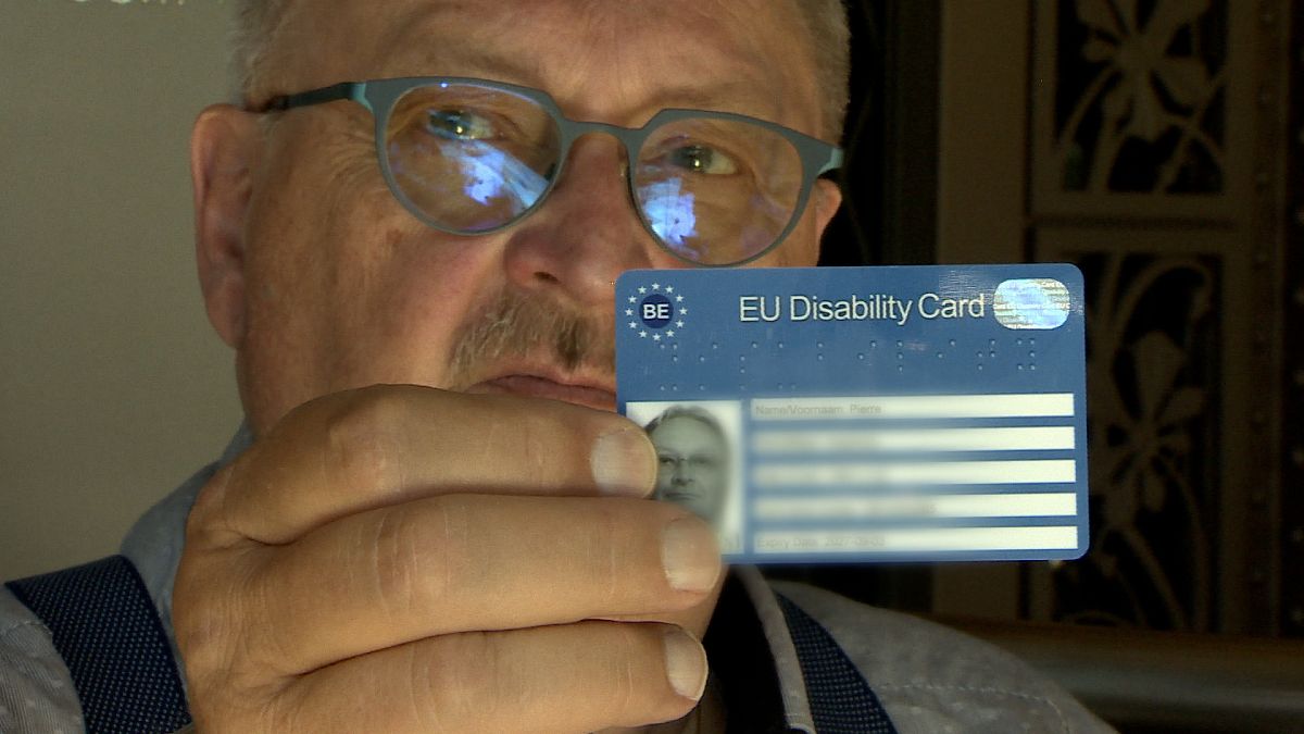 Les personnes âgées handicapées man placing UE carte de