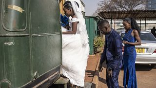 Zimbabwe : à Harare, une caravane dépanne les mariés pressés