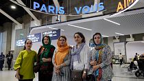 خمس سيدات أفغانيات في مطار رواسي شارل ديغول في باريس، فرنسا.