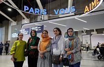 خمس سيدات أفغانيات في مطار رواسي شارل ديغول في باريس، فرنسا.