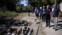 Энтони Блинкену показывают неразорвавшиеся снаряды, которые обезвреживают профильные службы, село Ягодное, Черниговская область, 7 сентября 2023 года.