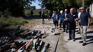 Энтони Блинкену показывают неразорвавшиеся снаряды, которые обезвреживают профильные службы, село Ягодное, Черниговская область, 7 сентября 2023 года.