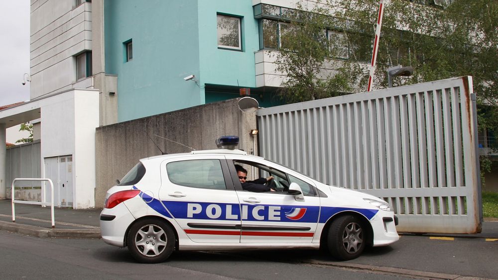 Les policiers sont-ils responsables de la mort cérébrale d’un jeune de 16 ans en France ?