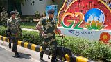 Soldados paramilitares indianos com um cão farejador revistam a área perto do local antes da cimeira desta semana dos países do G20, em Nova Deli, Índia, quinta-feira, 7 de setembro de 2023