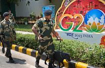 Indische paramilitärische Soldaten mit einem Spürhund durchsuchen das Gelände in der Nähe des Veranstaltungsortes vor dem G20-Gipfel in dieser Woche in Neu-Delhi, Indien, Donnerstag, 7\. September 2023
