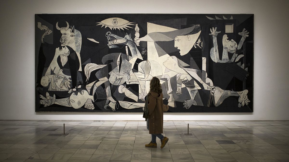 Пикассо написал свою культовую картину в 1937 г. в память о людях, погибших в баскском городе Герника на севере Испании во время гражданской войны 1936-1939 гг. 