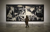 Picasso pintó su obra icónica en 1937 para recordar a las personas que murieron en la ciudad vasca de Guernica, en el norte de España, durante la Guerra Civil española, 1936-1939\.