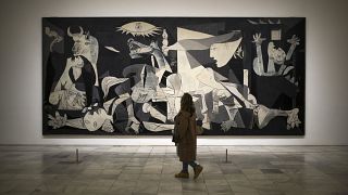 Пикассо написал свою культовую картину в 1937 г. в память о людях, погибших в баскском городе Герника на севере Испании во время гражданской войны 1936-1939 гг.
