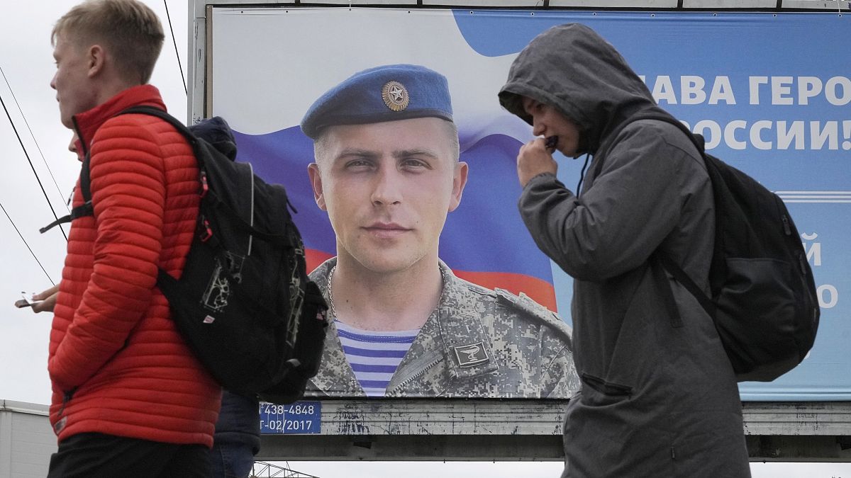Katonai propaganda Oroszországban: egy frontkatona portréja "dicsőség a hősöknek" felirattal. 