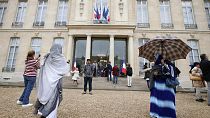 سيدات في ساحة قصر الإليزيه في باريس، فرنسا.