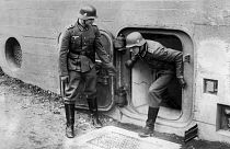 سرباز آلمانی در حال خارج شدن از دریچه فولادی یکی از سنگرهای مستحکم توپخانه در ۱۹ ژوئن ۱۹۳۹. 