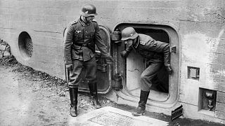 سرباز آلمانی در حال خارج شدن از دریچه فولادی یکی از سنگرهای مستحکم توپخانه در ۱۹ ژوئن ۱۹۳۹. 